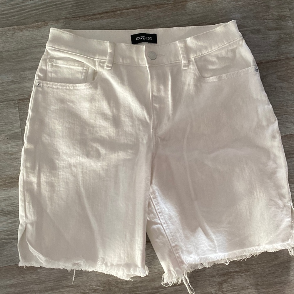 EXPRESS | White Bermuda High-rise Shorts Sz6🤍
